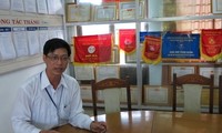 Nguyễn Duy Quy et la canne pour les malvoyants